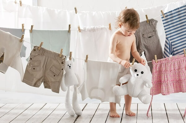 Giặt giũ quần áo cho bé thường xuyên để loại bỏ vi khuẩn nấm